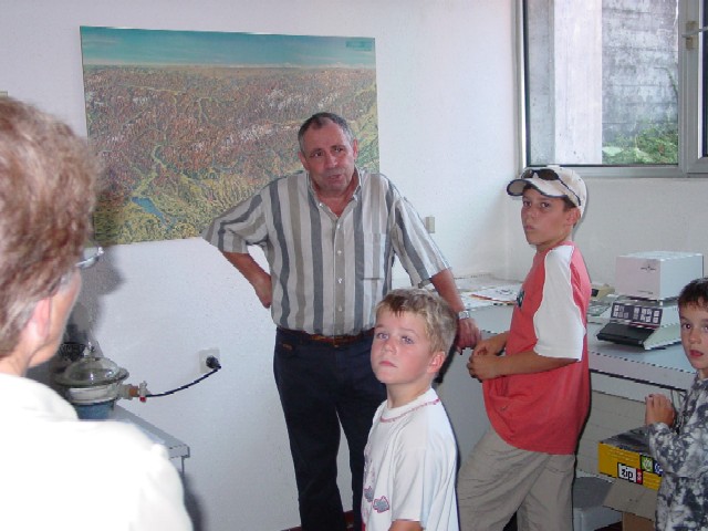Weitere interessierte Besucher unterwegs mit Konrad Hug im Labor am 20.09.2003
